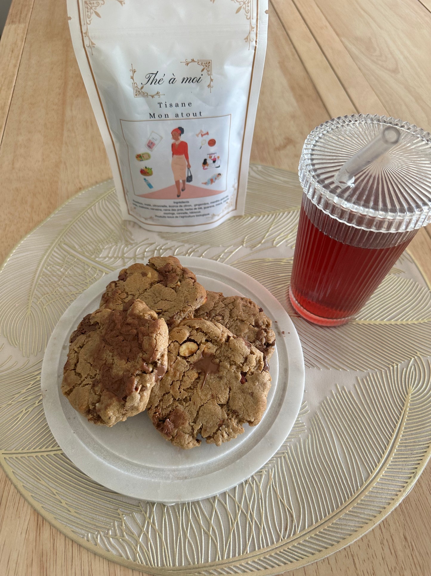 Cookie Noisette & Chocolat au Lait, un mariage parfait entre le moelleux d’un biscuit pur beurre et le goût intense des noisettes grillées, adouci par le chocolat au lait fondant. Une recette artisanale qui promet un moment de pur plaisir.
