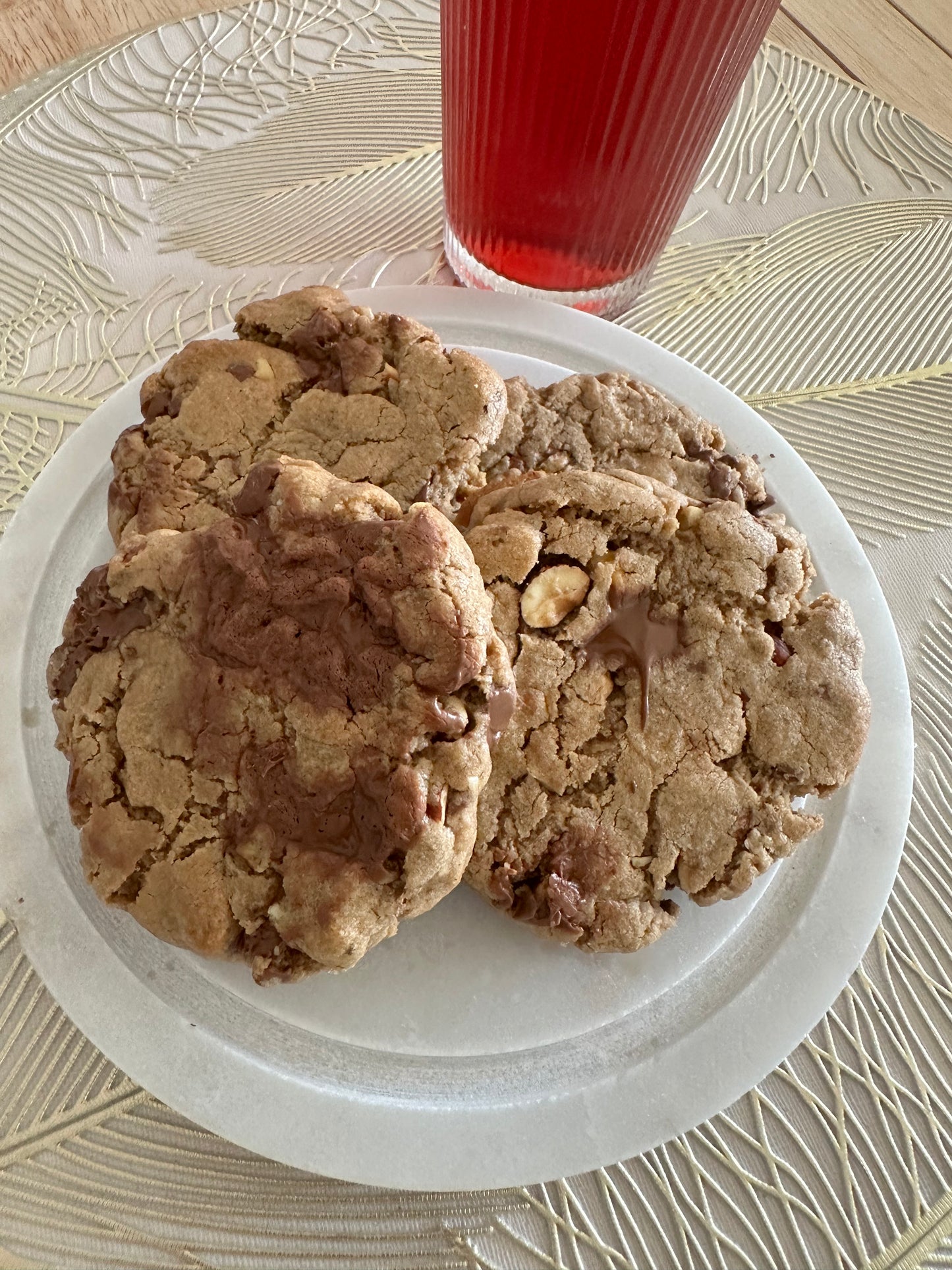 Craquez pour notre cookie noisette et chocolat au lait, un mélange savoureux et réconfortant à chaque bouchée.