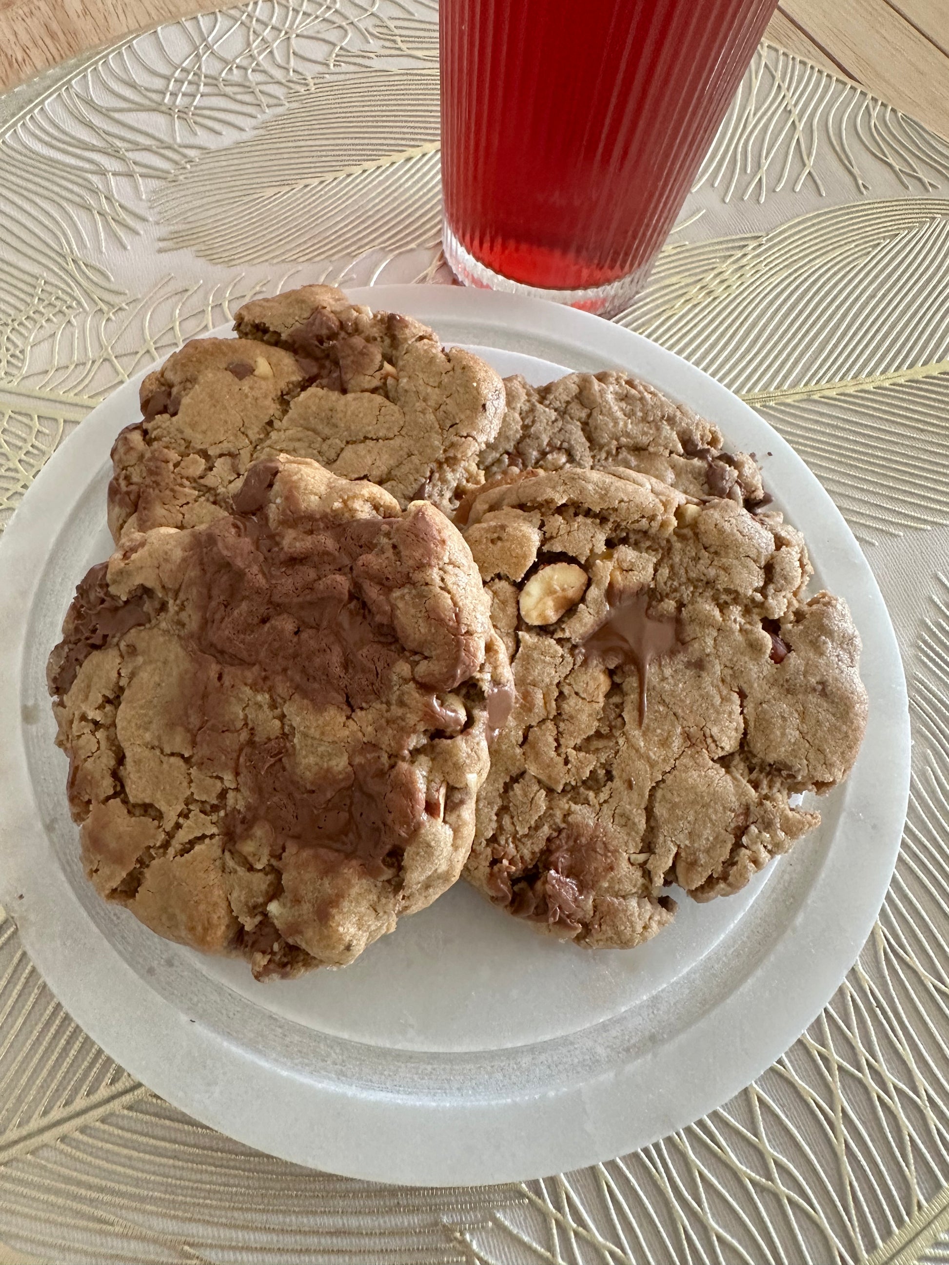  Craquez pour notre cookie noisette et chocolat au lait, un mélange savoureux et réconfortant à chaque bouchée.