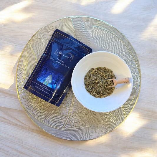 Tisane Mon Immuni’Thé dans une tasse avec romarin, gingembre, menthe visibles”